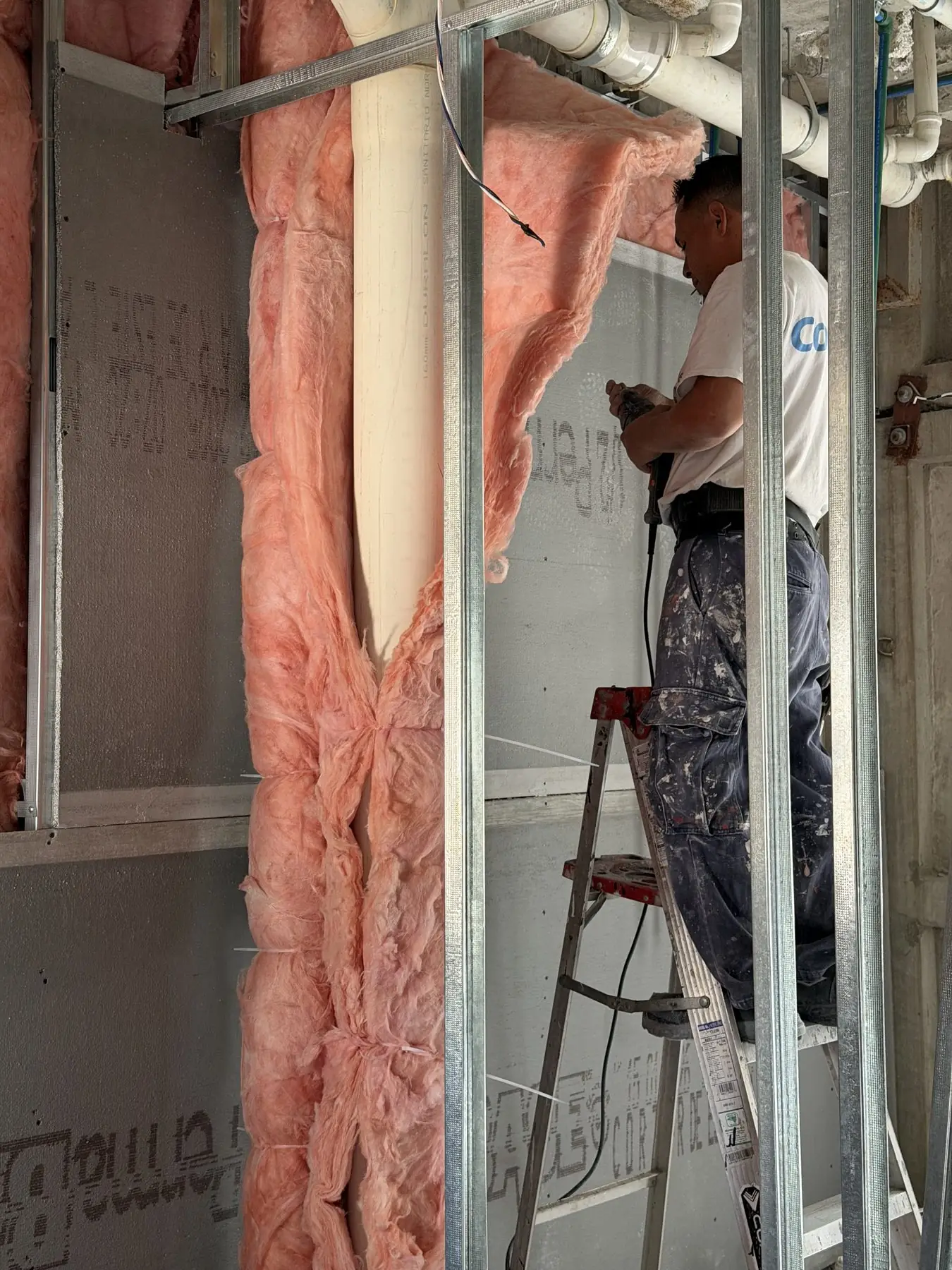 Instalación de aislante y bastidores de tablaroca