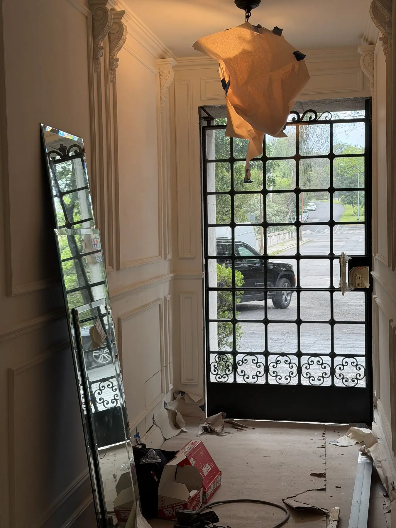 Vestíbulo en remodelación con cancel de herrería
