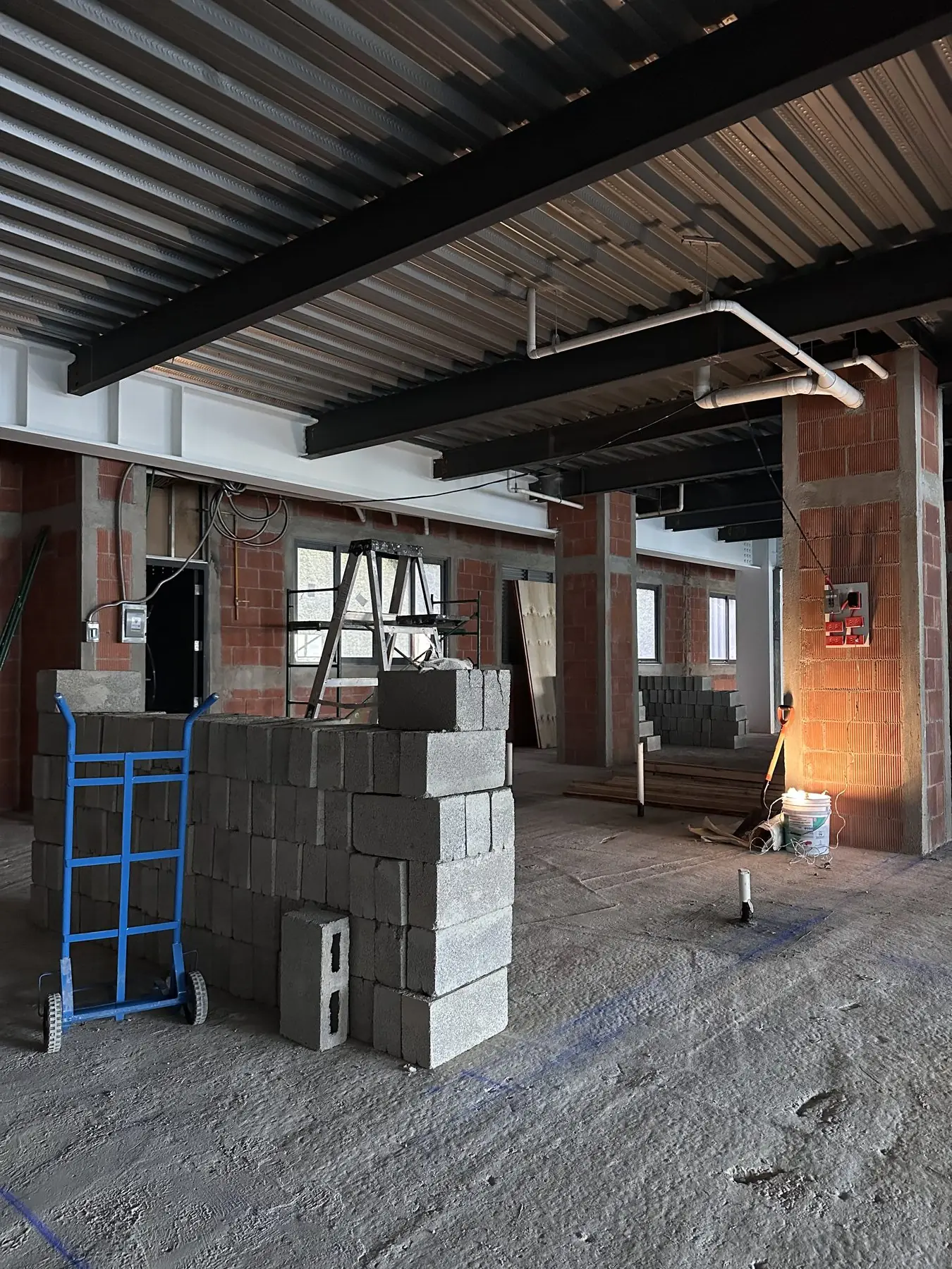 Espacio en obra con block y estructura metálica